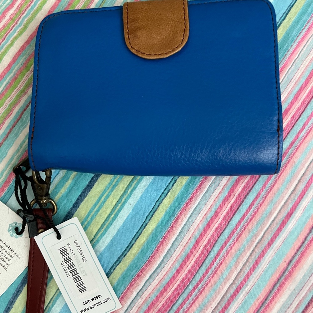A soruka wallet, holds 10 cards , snaps on one side, zipper for coins